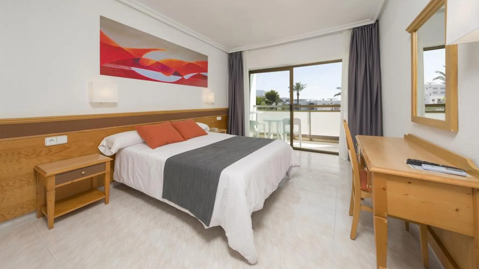 Hotel Vibra Mare Nostrum Playa d'en Bossa 3*,